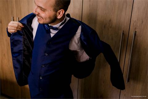 Noivo se arruma durante seu making of feliz, antes do seu casamento em Minas Gerais'