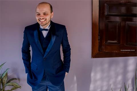 Casal de ingleses casam em Minas Gerais de tarde.'