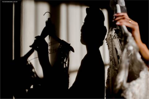 Noiva com seu vestido durante making of antes do casamento de tarde no Brasil '