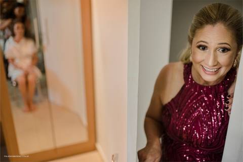 Mãe da noiva com sua filha durante making of da noiva'