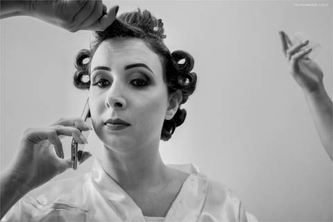 noiva no telefone enquanto se arruma '