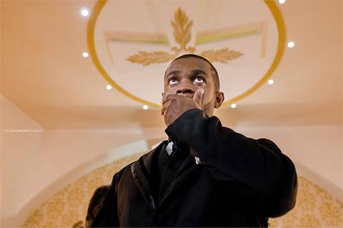 noivo emocionado na entrada da noiva, feliz e esperando para abraçar seu grande amor'