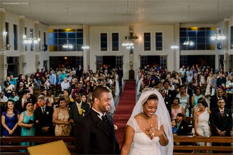 noivos felizes na igreja nossa senhora de Fátima em João Monlevade'