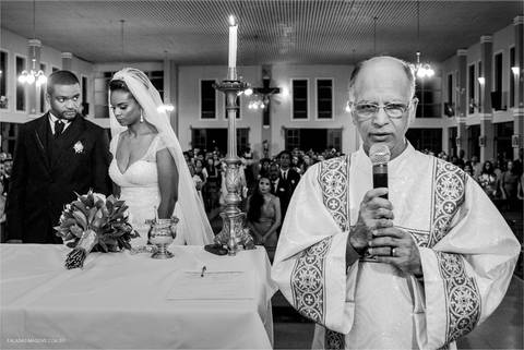 padre, noivos, fotografia de casamento com emoção'