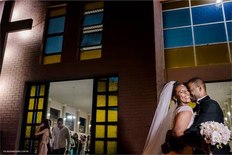 noivos felizes na saida da igreja'