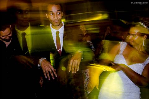 noiva dançando com convidados na festa'