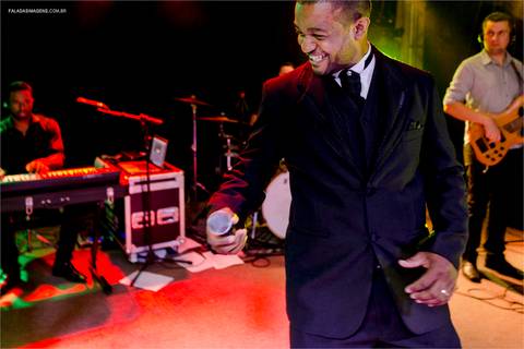 noivo cantando e dançando no palco'