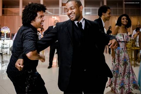 fotografo joão freitas dançando com o noivo nilton durante momentos da festa'