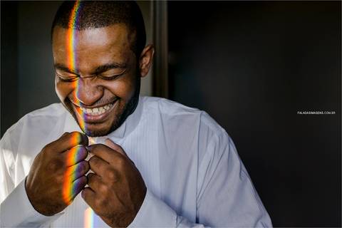 noivo sorrindo preparação casamento'