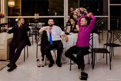 finalzinho de festa, noivo e amigos sentados '