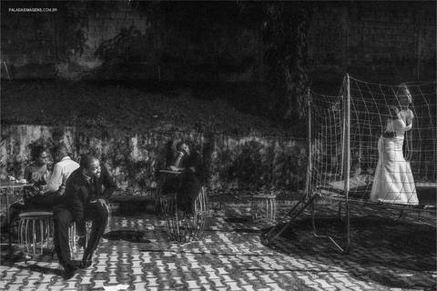 noiva no pula pula, feliz e sorrindo'