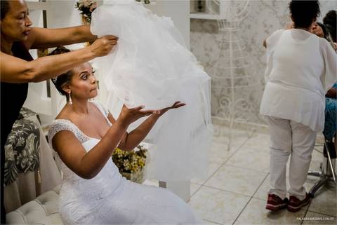 noiva segurando o véu  '