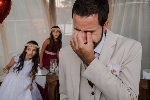 noivo se emociona com a entrada da noiva'