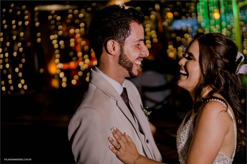 abraço dos noivos durante retratos de casamento'