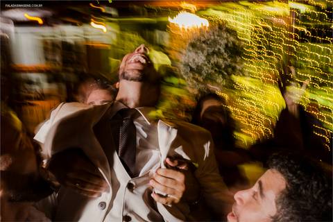 noivo comemorando com os padrinhos'