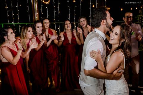noivo e noiva dançando na festa de casamento'