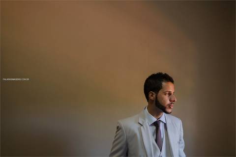 noivo preparado para ir se casar no sitio, sábado de tarde, em um lindo dia'