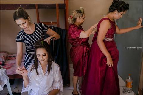 familia se arrumando durante making of da noiva'