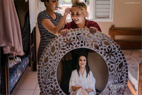 mãe da noiva e noiva durante o making of,'