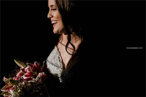 noiva segurando o buque no making of indo para encontrar seu amor'