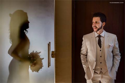 retrato noivo e noiva indo para o altar'