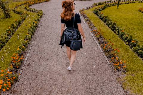 caminhando por gramado'