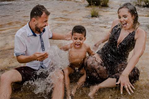 brincadeira, sorrisos e amor durante ensaio pré casamento na lagoa em capitólio, '