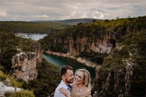 casal sorrindo e feliz em capitólio, ensaio pré casamento'