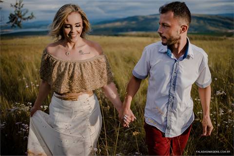 Casal feliz e correndo durante ensaio pré casamento na cidade de capitólio-minas gerais'