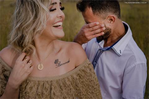 casal feliz durante ensaio pré casamento'