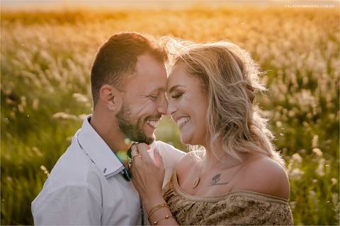 felicidade ao se casar, fim de tarde, céu de inverno, casal em pre wedding, capitólio-minas-gerais'