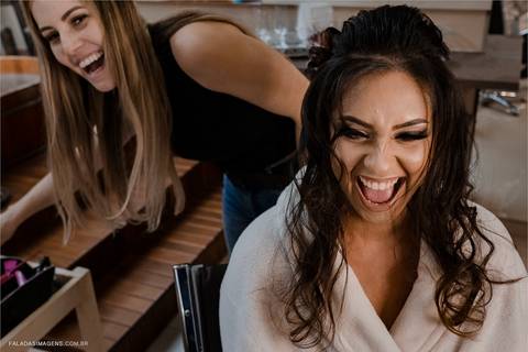 Lorena Schitine e noiva durante making of, descontraídas no making of'