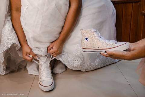 Noiva de All Star, noiva calçando o all star para ir casar.'