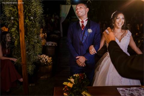 Emoção e sorrisos durante a cerimonia de casamento, '
