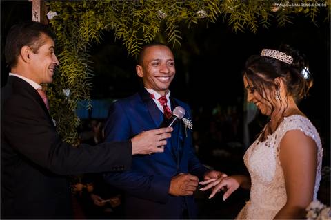 Noivo colocando a aliança na noiva, casamento de dia, casamento no sítio, fotografo João monlevade'