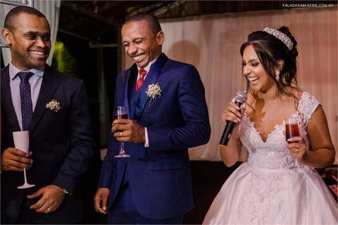 comemoração na festa, felicidade, sorriso dos noivos, '