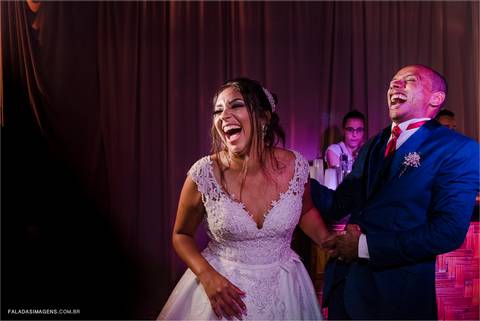 Gargalhadas durante a festa de casamento, felicidade, emoção'