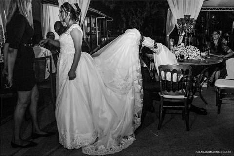 Curiosidade na festa de casamento, noiva de all star'