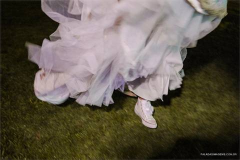 Noiva correndo, noiva no final da festa do casamento'