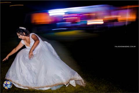 Noiva jogando bola, jogando bola no final da festa de casamento'
