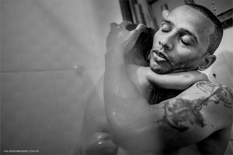 Amor de pai, noivo dando banho no filho'