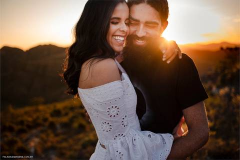 Fotografia luz de ouro, fim do dia, pre wedding, casal feliz, sorrisos e abraços'