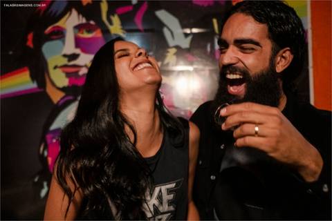 casal descontraído bebendo em ensaio pré wedding, pré casamento em João Monlevade, Fotografo João Monlevade'