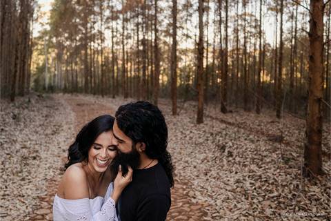 Encontro, amor, noivos, casal feliz em ensaio pré casamento'
