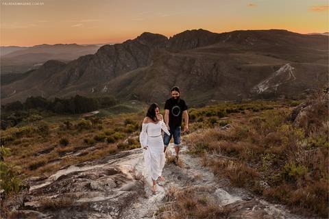 Casal caminhando em montanhas mineiras durante pré casamento'