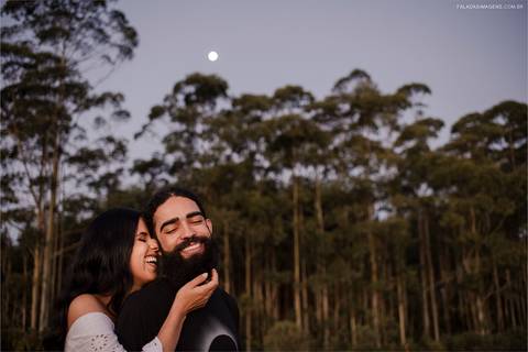 abraço de casal em pré casamento'