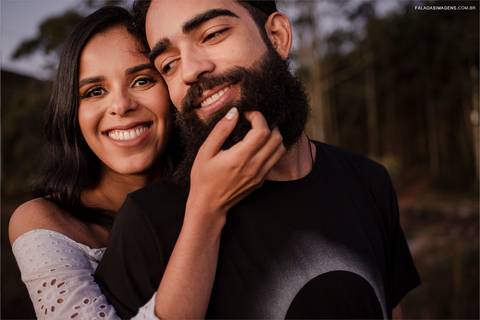 olhares, sorrisos, felicidade de casal em ensaio pré casamento, fotografia barão de cocais'