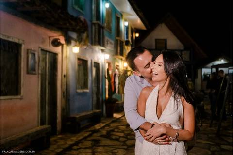 Abraçados, juntos e sorrindo durante ensaio pre wedding na Lapinha da Serra'
