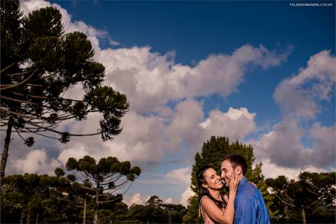 Casal feliz no fim de tarde, luz de inverno, amor e felicidade'