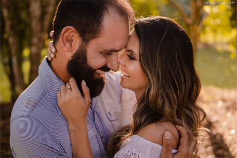 casal sorrindo de felicidade em fotografia pré casamento, sitio, casamento no sitio, pré casamento em sitio'
